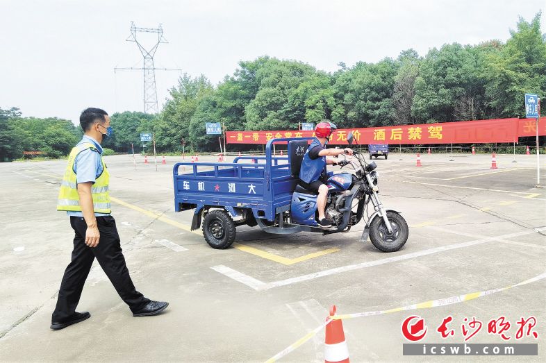 寧鄉(xiāng)市公安局交警大隊為快遞小哥、外賣騎手提供“送考下鄉(xiāng)”服務(wù),。圖為考試現(xiàn)場,。長沙晚報全媒體記者 張禹 攝
