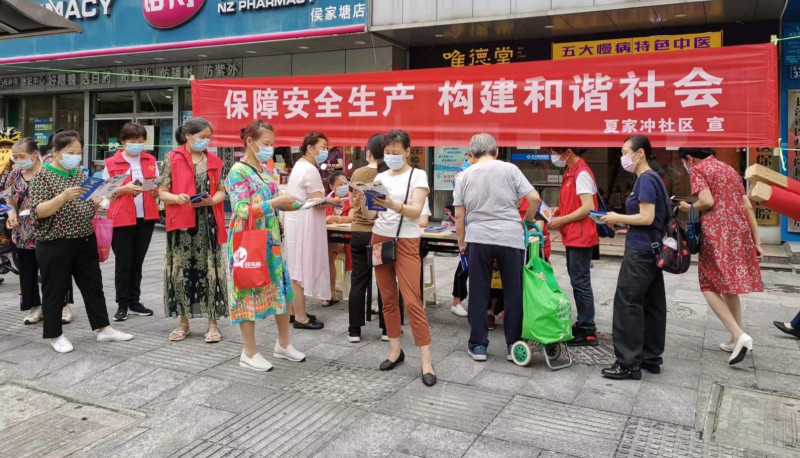 志愿者向居民派發(fā)安全手冊。長沙晚報通訊員 鄧思思 供圖