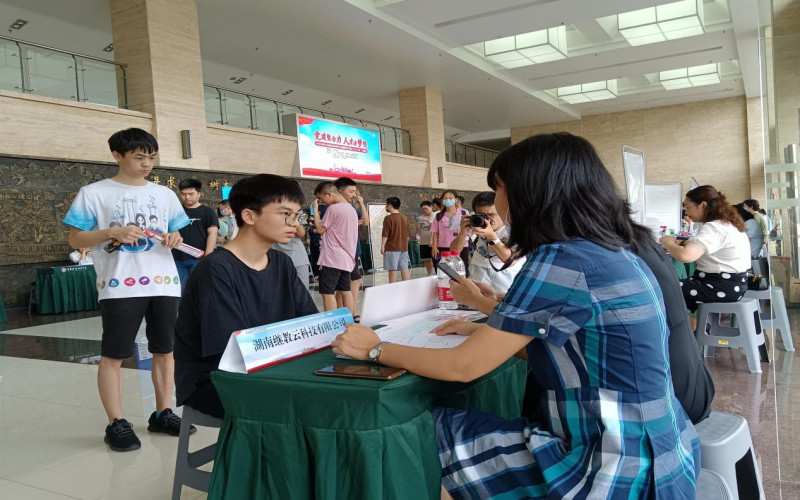 大學(xué)生們正在參與招聘活動,。長沙晚報通訊員 趙凍連 供圖