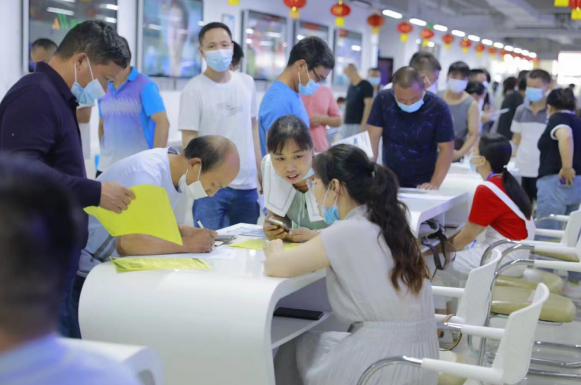 零工務(wù)工人員和用人單位溝通并報(bào)名求職。