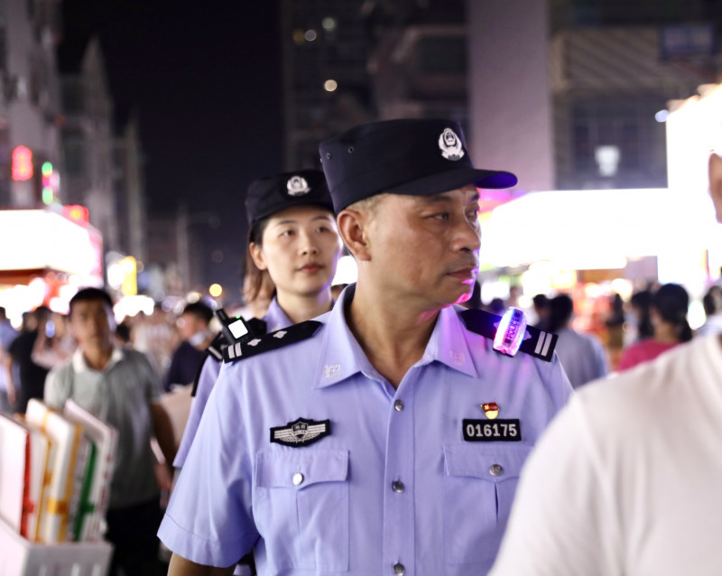 民警在四方商貿(mào)城夜市巡邏。 長(zhǎng)沙晚報(bào)全媒體記者 聶映榮 攝