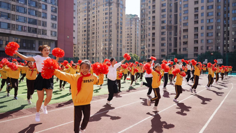 同學(xué)們齊跳啦啦操,，活力無限！