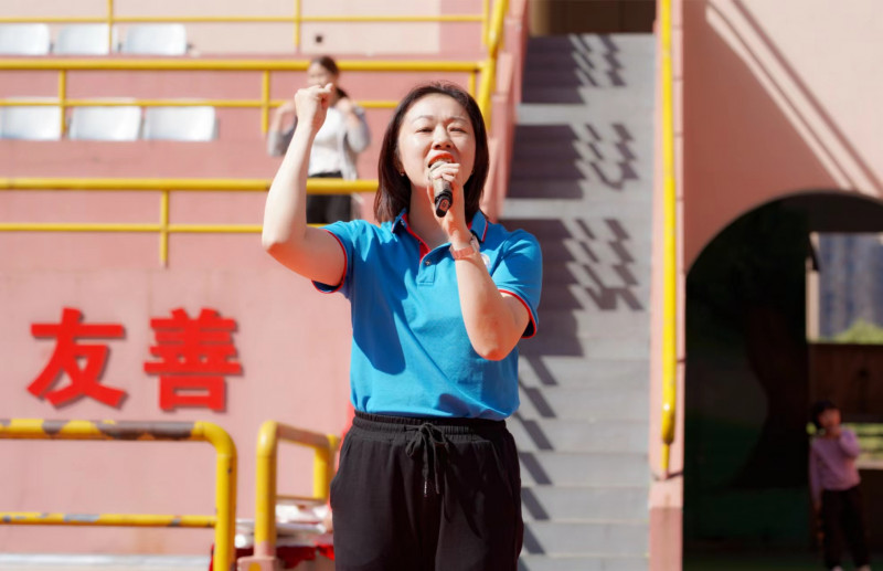 王敏表示,，希望全校師生從啦啦操中感受運(yùn)動(dòng)帶來的快樂。