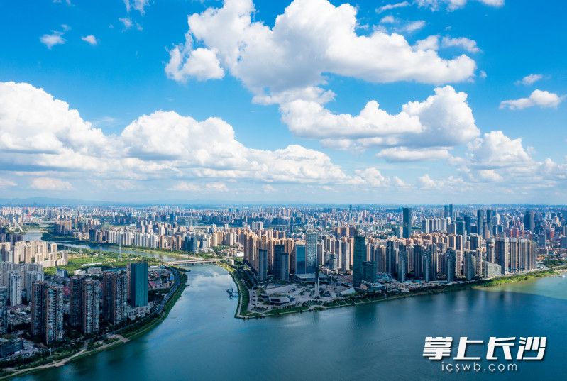 藍天白云下的長沙,，市民幸福指數(shù)接連攀升。長沙晚報全媒體 鄒麟 攝