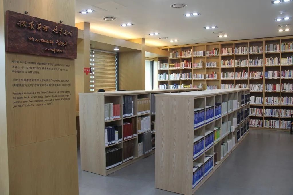 “習(xí)近平捐贈(zèng)圖書(shū)資料室”的內(nèi)部環(huán)境,。（圖源：新華社）
