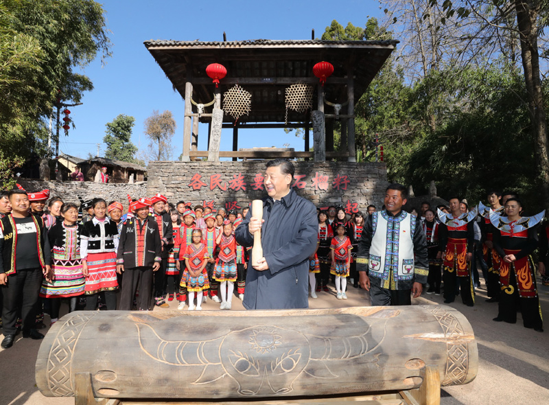 2020年1月19日下午，習(xí)近平總書記在云南省騰沖市清水鄉(xiāng)三家村中寨司莫拉佤族村廣場上,，敲響三聲佤族木鼓,，祝福來年風(fēng)調(diào)雨順、國泰民安,。