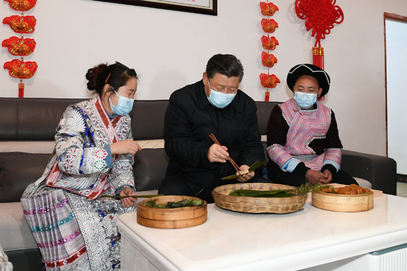 2021年2月3日下午,，習(xí)近平總書記在貴州省畢節(jié)市黔西縣新仁苗族鄉(xiāng)化屋村苗族村民趙玉學(xué)家，同趙玉學(xué)一家邊聊家常邊制作當(dāng)?shù)貍鹘y(tǒng)節(jié)日食品黃粑,。
