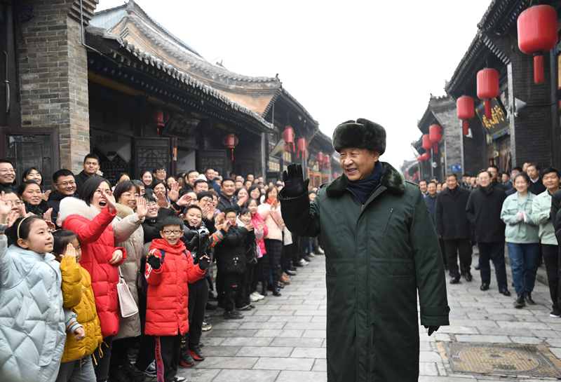 2022年1月27日上午,，習(xí)近平總書記在山西省平遙古城向現(xiàn)場群眾揮手致意,，給大家拜年。