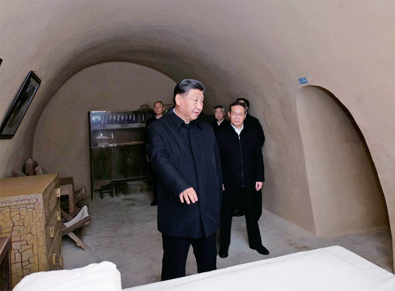 2022年10月27日,，中共中央總書記,、國家主席、中央軍委主席習(xí)近平帶領(lǐng)中共中央政治局常委李強,、趙樂際,、王滬寧、蔡奇,、丁薛祥,、李希，瞻仰延安革命紀念地,。這是習(xí)近平等在楊家?guī)X參觀毛澤東舊居,。 新華社記者 鞠鵬/攝