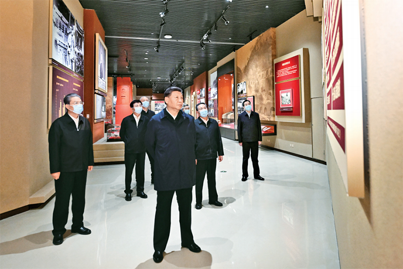 2022年10月27日,，中共中央總書記,、國家主席、中央軍委主席習(xí)近平帶領(lǐng)中共中央政治局常委李強,、趙樂際,、王滬寧、蔡奇,、丁薛祥,、李希，瞻仰延安革命紀念地,。這是習(xí)近平等在延安革命紀念館,，參觀《偉大歷程——中共中央在延安十三年歷史陳列》。 新華社記者 燕雁/攝
