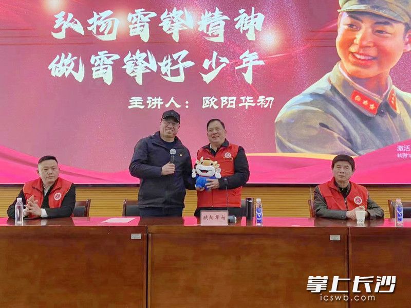 歐陽華初（右二）給師生講雷鋒故事,。