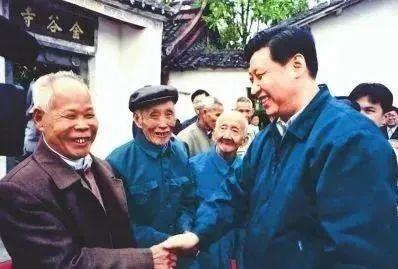 △1999年11月,，時(shí)任福建省委副書記,、代省長的習(xí)近平在永定暴動(dòng)舊址——金谷寺前慰問“五老”人員代表。