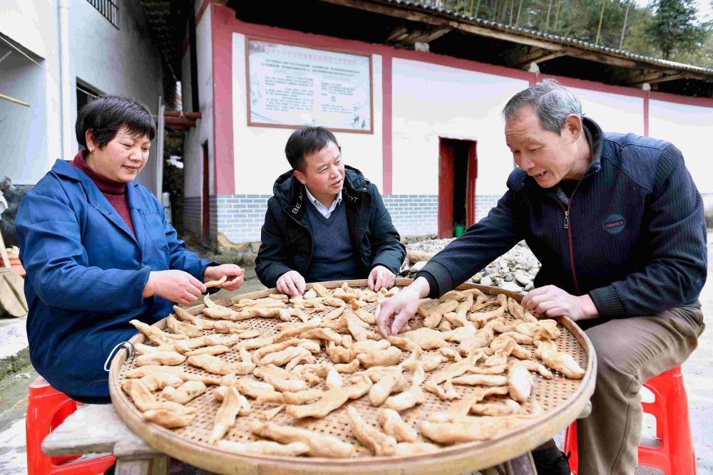 △江西神山村村干部和鄉(xiāng)親們正在討論如何拓寬農(nóng)副產(chǎn)品的銷路,。