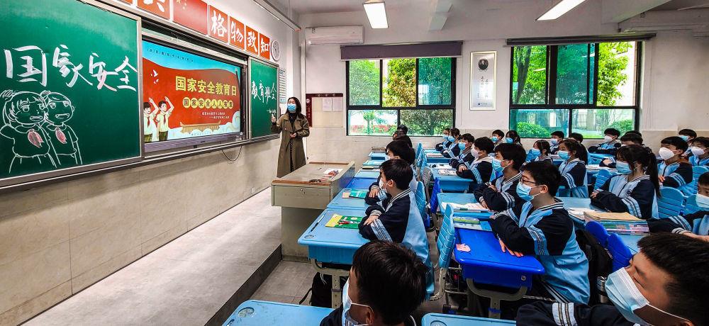 △2022年4月14日，在湖南衡陽一學(xué)校,，老師向?qū)W生講解國家安全知識,。