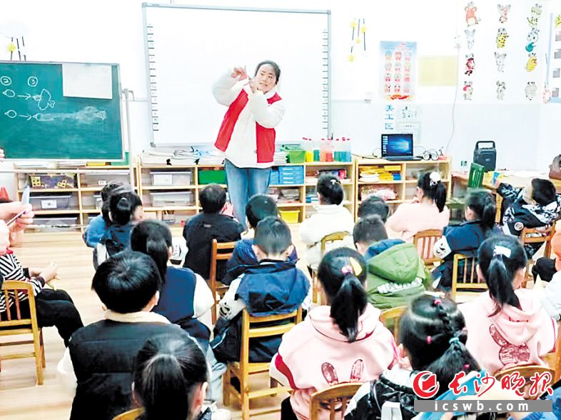 張婷參加學(xué)雷鋒志愿活動(dòng),，到幼兒園開(kāi)展義務(wù)助教工作,。 受訪者供圖