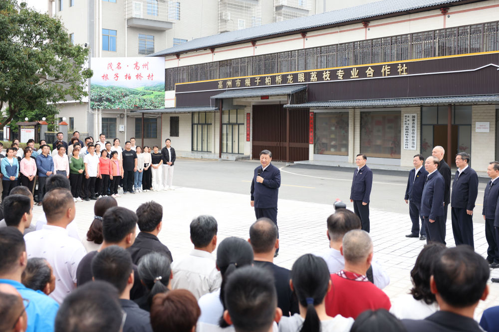 4月10日至13日,，中共中央總書記、國家主席,、中央軍委主席習(xí)近平在廣東考察,。這是11日下午,，習(xí)近平在茂名高州市根子鎮(zhèn)柏橋村同村民親切交流。新華社記者 劉彬 攝