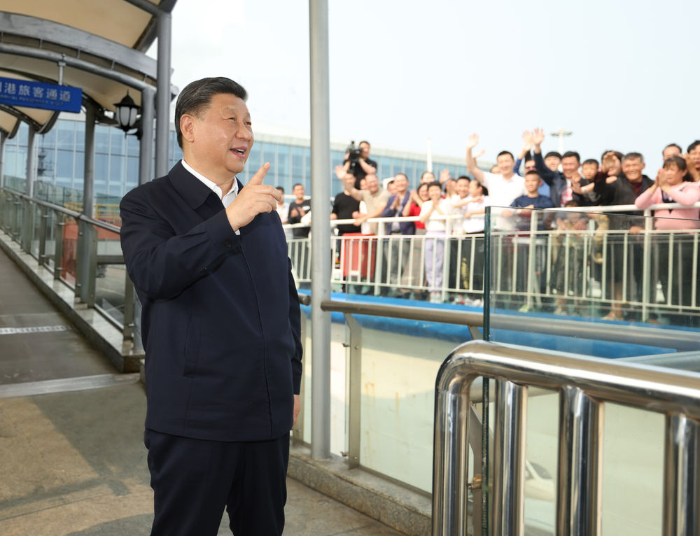 4月10日至13日，中共中央總書記,、國家主席,、中央軍委主席習(xí)近平在廣東考察。這是10日下午,，習(xí)近平在湛江市徐聞縣徐聞港泊位碼頭,，同船上的旅客親切交流。新華社記者 鞠鵬 攝