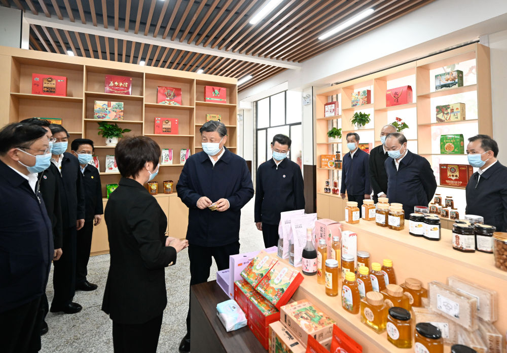 4月10日至13日,，中共中央總書記,、國家主席、中央軍委主席習(xí)近平在廣東考察,。這是11日下午,，習(xí)近平在茂名高州市根子鎮(zhèn)柏橋龍眼荔枝專業(yè)合作社考察。新華社記者 李學(xué)仁 攝