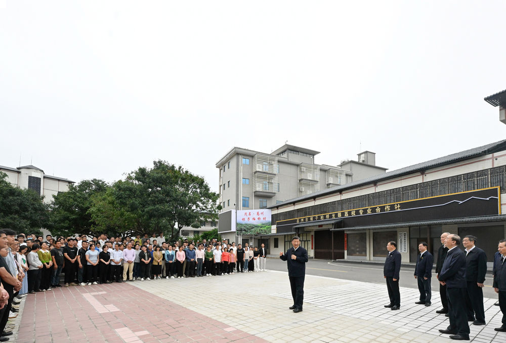 4月10日至13日,，中共中央總書記、國家主席,、中央軍委主席習(xí)近平在廣東考察,。這是11日下午，習(xí)近平在茂名高州市根子鎮(zhèn)柏橋村同村民親切交流,。新華社記者 李學(xué)仁 攝