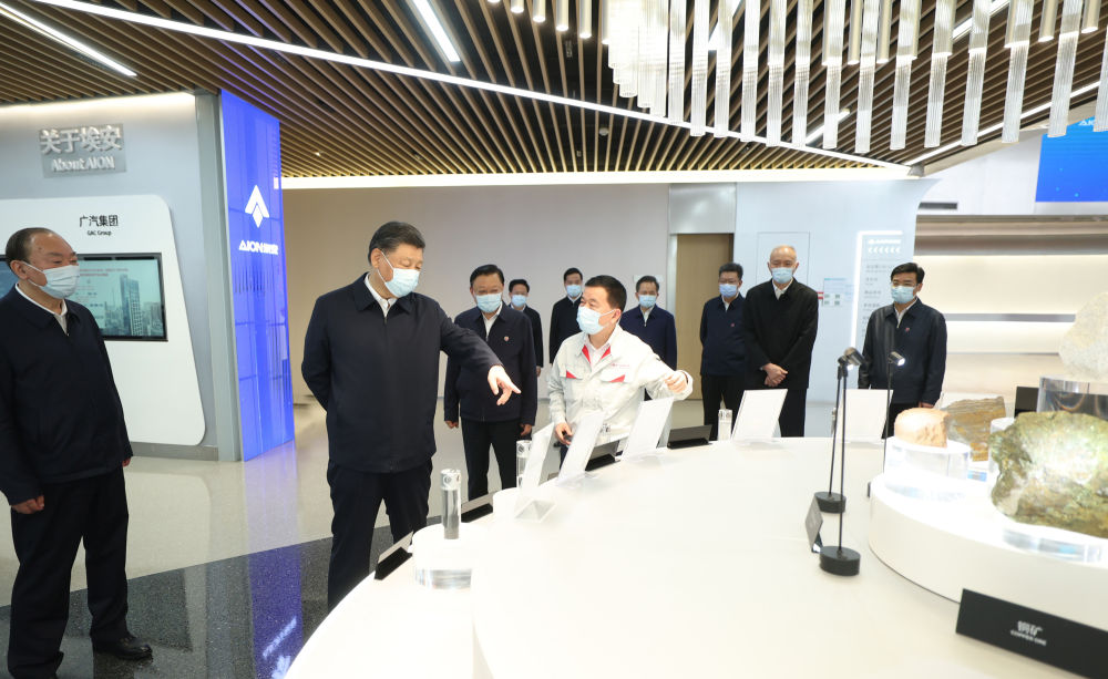  4月10日至13日,，中共中央總書記,、國家主席、中央軍委主席習(xí)近平在廣東考察,。這是12日下午,，習(xí)近平在廣汽埃安新能源汽車股份有限公司考察。新華社記者 鞠鵬 攝