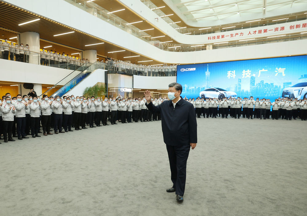 4月10日至13日,，中共中央總書記、國家主席,、中央軍委主席習(xí)近平在廣東考察,。這是12日下午，習(xí)近平在廣汽研究院向職工們揮手致意,。新華社記者 鞠鵬 攝