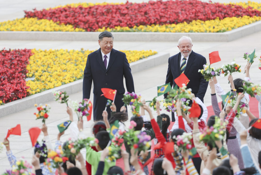 4月14日下午，國(guó)家主席習(xí)近平在北京人民大會(huì)堂同來(lái)華進(jìn)行國(guó)事訪問(wèn)的巴西總統(tǒng)盧拉舉行會(huì)談。這是會(huì)談前,，習(xí)近平在人民大會(huì)堂東門外廣場(chǎng)為盧拉舉行歡迎儀式,。新華社記者 丁海濤 攝