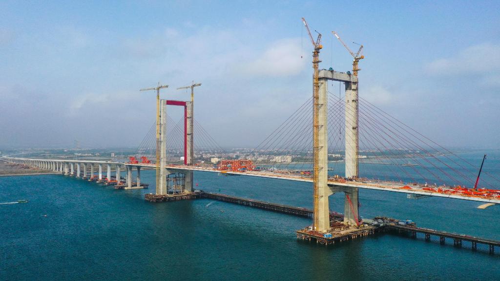 2021年1月25日拍攝的成功合龍的湛江調(diào)順跨海大橋（無人機(jī)照片）。新華社記者 劉大偉 攝