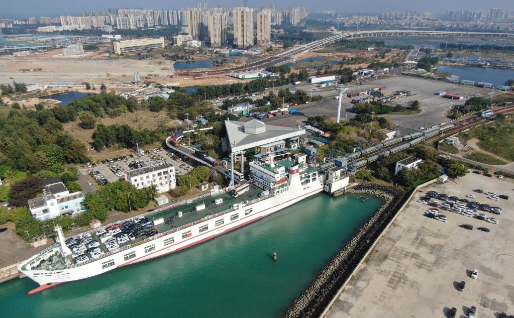 2023年1月6日，在位于?？诘幕浐ｈF路輪渡南港碼頭,，粵海鐵1號(hào)輪渡停靠泊位并裝載列車（無人機(jī)照片）,。新華社記者 鄧華 攝