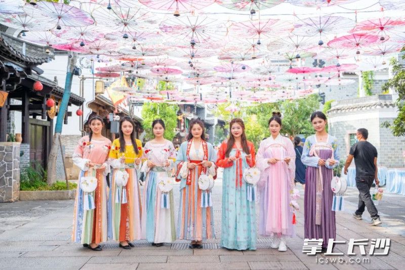 穿漢服,，穿越古今,。