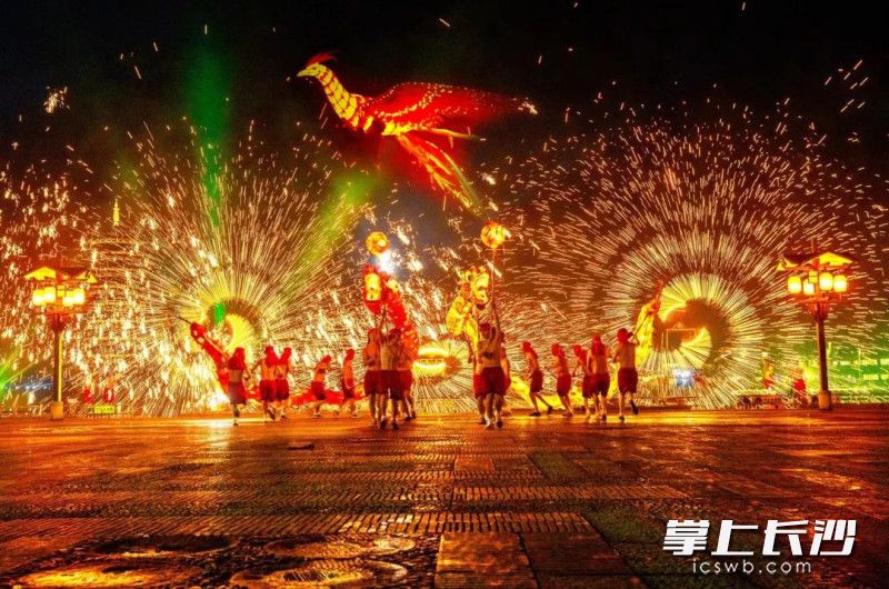銅官窯景區(qū)的焰火展現(xiàn)火鳳圖案。