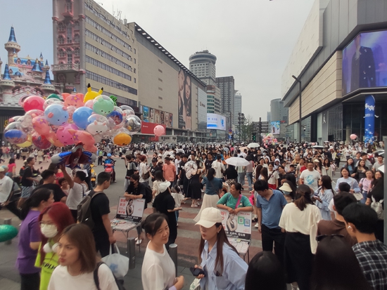 5月13日下午3點(diǎn)的長(zhǎng)沙五一廣場(chǎng),，已是人山人海,。