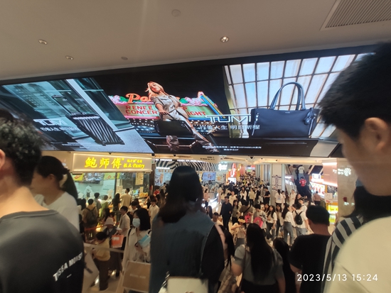 五一廣場(chǎng)地鐵里的商城里,，已是“行路難”,。