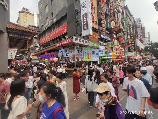 下午4點(diǎn)，小吃黑色經(jīng)典門前已經(jīng)排起長(zhǎng)隊(duì),。