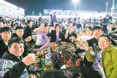 4月29日,，游客在山東省淄博市一家燒烤城吃燒烤,。朱偉 攝（新華社發(fā)）