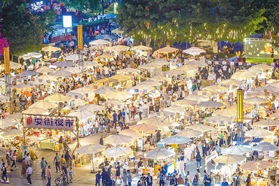 5月12日，重慶市南岸區(qū)涂山鎮(zhèn)夜市火爆,。郭旭 攝（人民圖片）