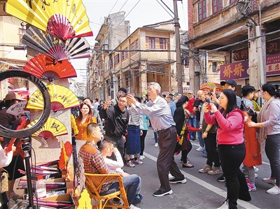 2月19日，廣東省江門市蓬江區(qū)新市路一帶老街,，人流如織,。黃展 攝（人民圖片）