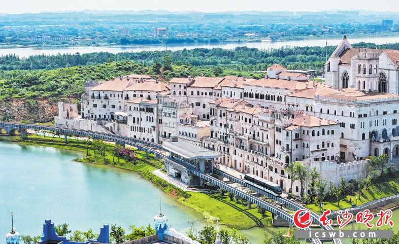 5月9日,，大王山歡樂云巴正式對外運營，成為一道亮麗的流動風景線,。鄒麟 攝