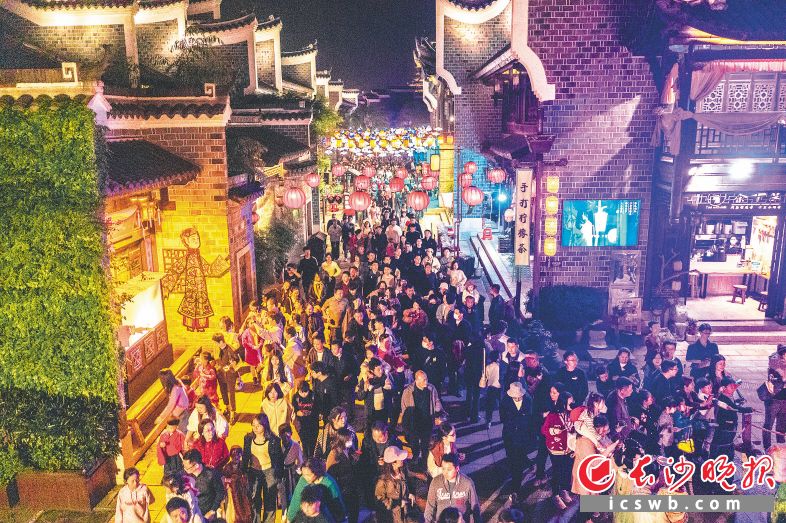 銅官古鎮(zhèn)的商業(yè)街,，人頭攢動,，熱鬧非凡。周數(shù)邑 葉友朋 攝