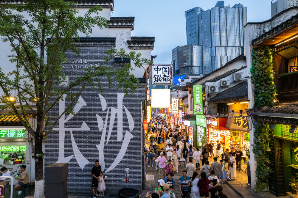 6月7日，游客在長沙市天心區(qū)太平老街打卡,、游玩,。新華社記者陳思汗 攝