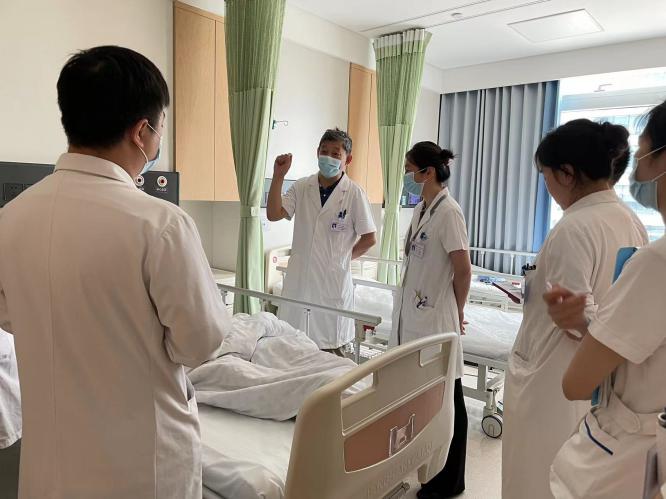 王志軍教授（男）在長沙愛爾眼科醫(yī)院查房,。