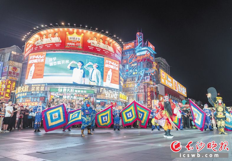 非遺表演在黃興南路步行商業(yè)街閃亮登場(chǎng)。