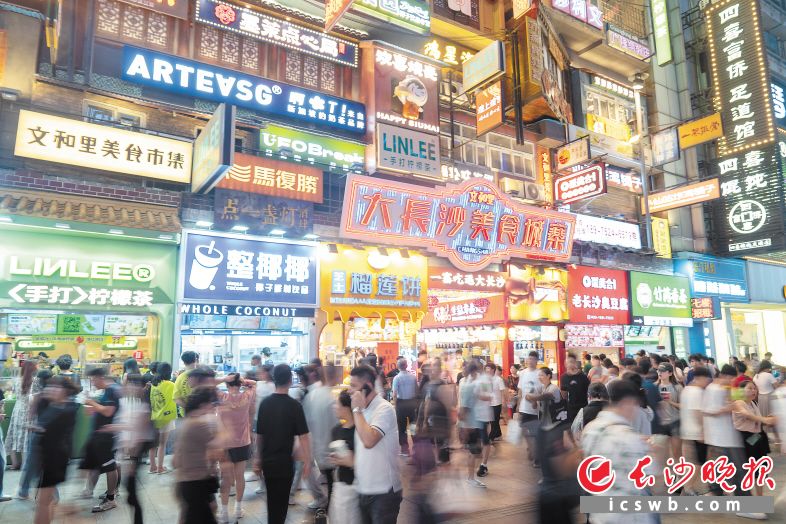 步行街好吃的好玩的齊聚,，吸引全國(guó)游客,。