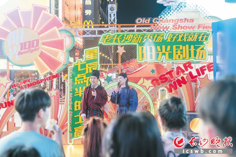 脫口秀演員身著古裝與觀眾進(jìn)行互動(dòng)問(wèn)答,。