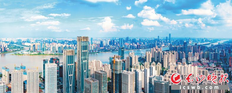 長(zhǎng)沙一江兩岸風(fēng)光讓游客沉醉,。均為長(zhǎng)沙晚報(bào)全媒體記者 鄒麟 周數(shù)邑 攝