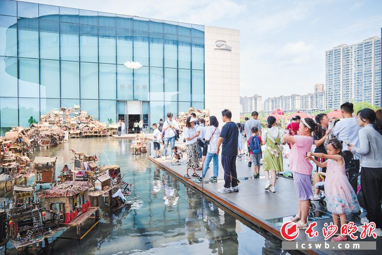 在李自健美術(shù)館,，第二屆湖南少兒美術(shù)作品雙年展迎來大批觀眾。資料圖片