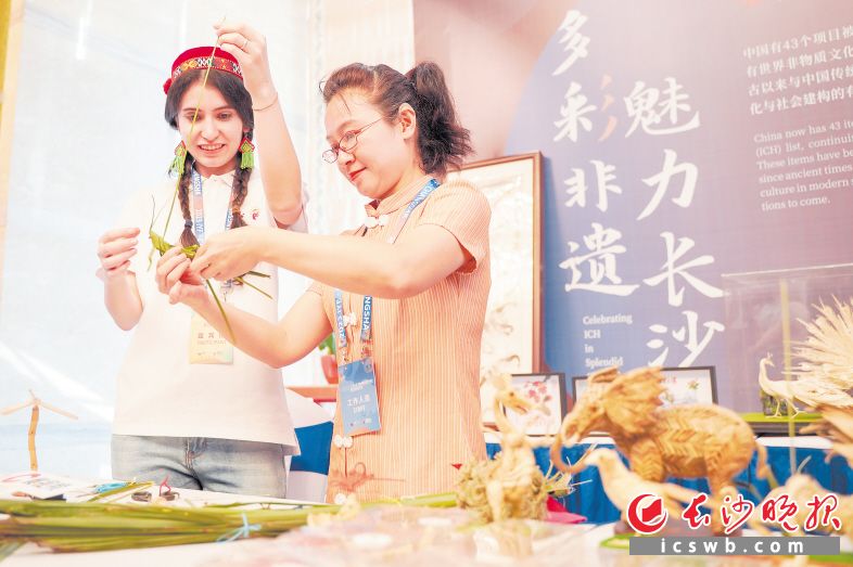 6月26日，“一帶一路”沿線國家青年代表體驗中國非遺技藝,。