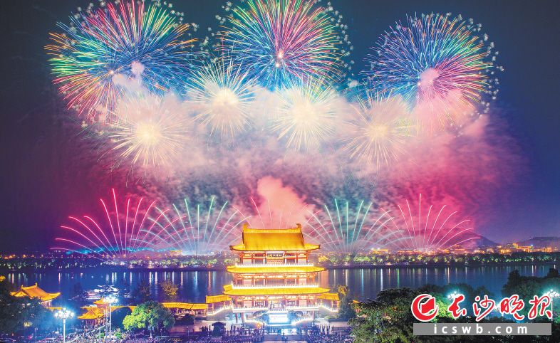 5月11日,，長沙在橘子洲焰火廣場舉辦了一場音樂焰火晚會,，杜甫江閣在火樹銀花的包裹中，盡顯絢麗多姿,?！　￠L沙晚報(bào)全媒體記者 鄒麟 攝