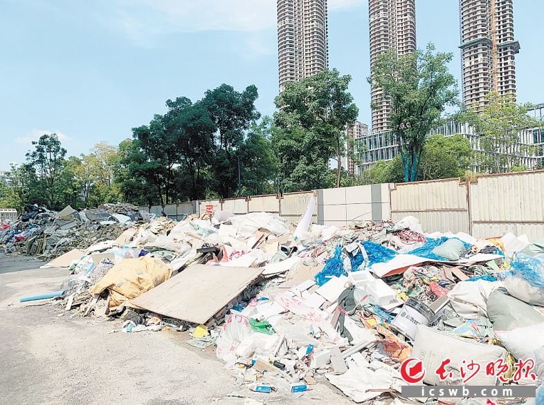 小區(qū)地面的“垃圾山”,。均為長沙晚報全媒體記者 鄧艷紅 攝