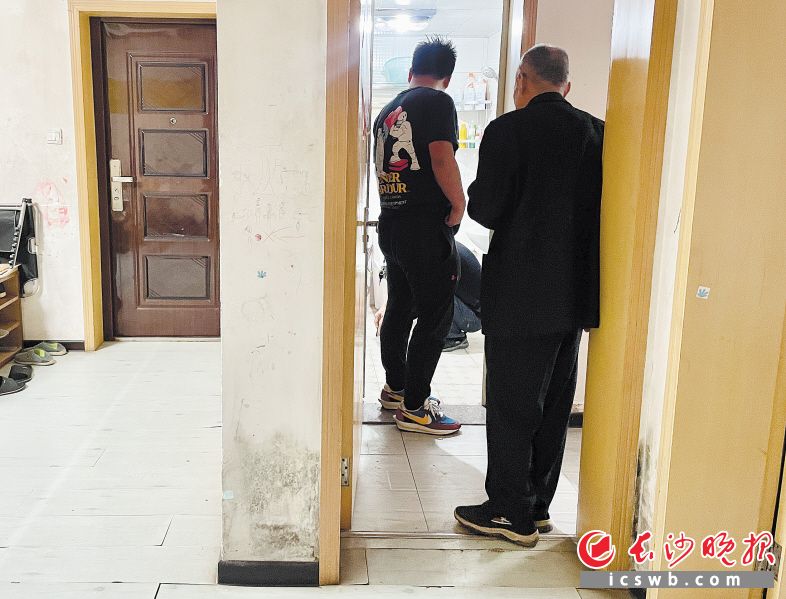 長鐵社區(qū)工作人員邀請第三方裝修工到老人家中幫忙查看分析滲水原因,。 均為長沙晚報全媒體記者 聶映榮 攝