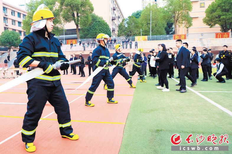 今年11月,，2023年度長沙市物業(yè)行業(yè)“星城杯”職業(yè)技能競賽舉行,，來自全市物業(yè)行業(yè)的37支參賽隊伍、555名選手同臺競技,，展現(xiàn)長沙物業(yè)人風(fēng)采,。圖為參賽的秩序管理員正在進(jìn)行比賽。長沙晚報全媒體記者 王志偉 通訊員 邵佳云 攝影報道